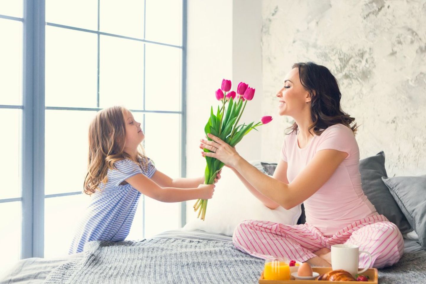 Viele Kinder schenken ihren Müttern einen Blumenstrauß zum Muttertag.