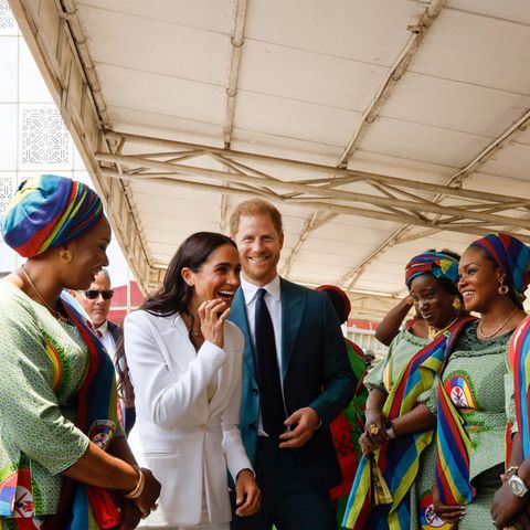Herzogin Meghan und Prinz Harry kommen mit Ehefrauen von Soldaten ins Gespräch. Die Sussexes verstehen sich auf Anhieb sehr gut mit den Frauen – alle haben ein strahlendes Lächeln auf den Lippen.
