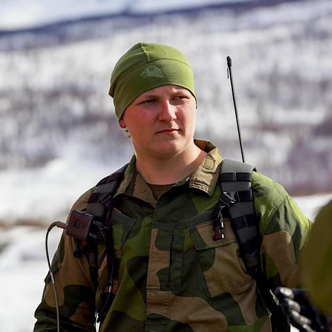 11. Mai 2024 Sverre Magnus von Norwegen feierte im letzten Dezember seinen 18. Geburtstag. Von der Armee bekam er damals einen abenteuerlichen "Traumtag" geschenkt. Der Hof teilte jetzt Fotos, dass der Prinz diesen im April schon erleben konnte, und zwar bei der Heeresbrigade Nord in der Gemeinde Setermoen. 
