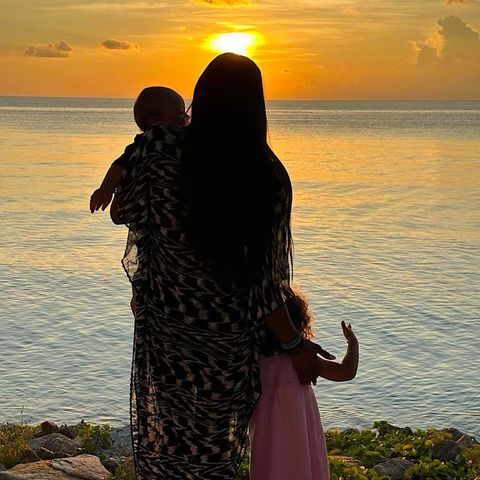 Es ist ein seltenes Bild und erfreut daher ihre 16 Mio. Instagram-Follower ganz besonders: Supermodel Naomi Campbell genießt die gemeinsame Zeit mit ihren Kids beim Sonnenuntergang am Meer, ihren Sohn auf dem Arm, ihre Tochter fest an ihrer Seite. Die 53-Jährige fühlt sich "gesegnet", und romantischer könnte Familienglück auch kaum sein.