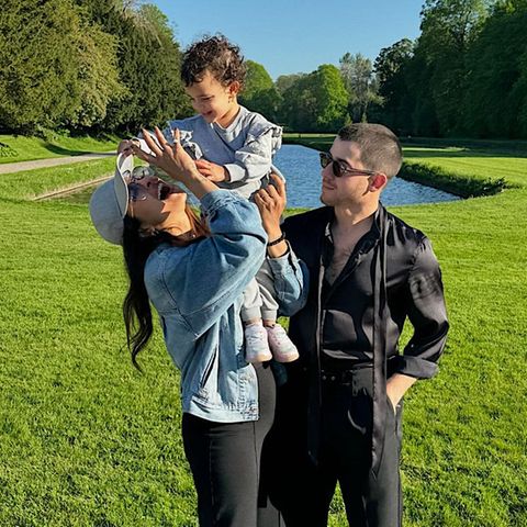 Nick Jonas dreht derzeit mit Paul Rudd in Dublin, und seine Frau Priyanka Chopra ist mit Töchterchen Malti Marie zur Unterstützung ebenfalls nach Irland gekommen. Mit ihren beiden Engeln macht das Leben doch viel mehr Freude, wie der Bollywood mit diesem sonnig-schönen Familienfoto auf Instagram zeigt.