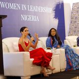 Die mutige Meghan ist zurück! Während sich die Herzogin zu Beginn ihrer Nigeria-Reise mit Kleidern in Weiß und Beige farblich zurückhielt, lässt sie es beim "Women in Leadership"-Event in feurigem Rot wieder krachen. Als lebend gewordenes Tänzerinnen-Emoji strahlt sie in dem Panel Talk in einem zarten Kleid mit Rüschensaum von Oríré, einer lokalen nigerianischen Brand. Die süße Geschichte dahinter: Herzogin Meghan kaufte das Kleid spontan. "Mir wurde schnell klar, dass ich mehr Farbe tragen muss, damit ich mit euch und eurer tollen Mode mithalten kann", erzählt sie bei dem Event.