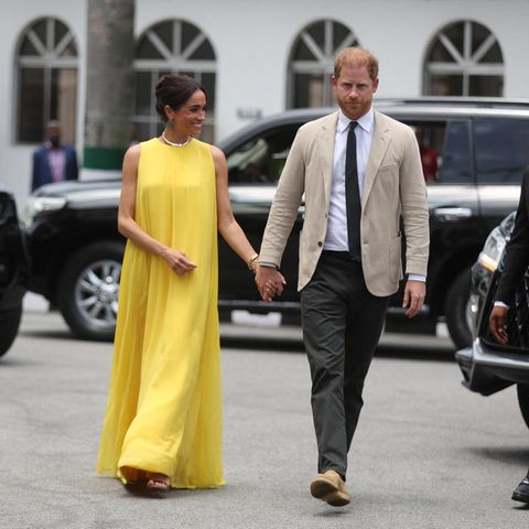 12. Mai 2024 Am dritten Tag ihrer Nigeriareise besuchen Herzogin Meghan und Prinz Harry die größte Stadt des Landes: Lagos. Auch wenn Harry etwas ernst dreinschaut, strahlt seine Frau umso schöner. Besonders in dem sonnig-gelben Look.
