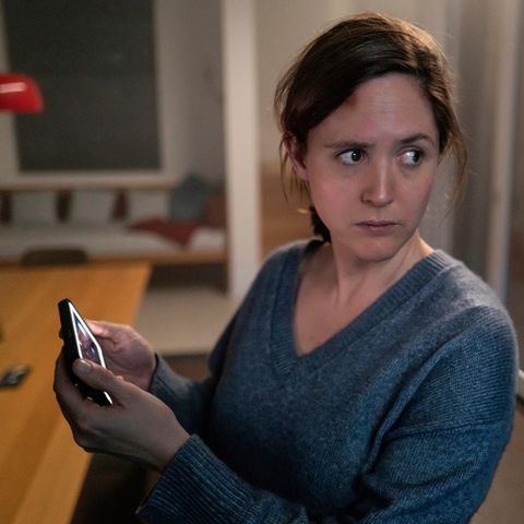 "Unsichtbarer Angreifer": Emma (Emily Cox) ist allein zu Hause, als die Technik im Smart Home der Turguts verrückt spielt.