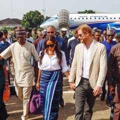12. Mai 2024 Am dritten und letzten Tag ihrer Nigeriareise besuchen Herzogin Meghan und Prinz Harry die größte Stadt des Landes: Lagos. Bei ihrer Ankunft am Flughafen werden sie von einer großen Entourage zum Wagen begleitet. 