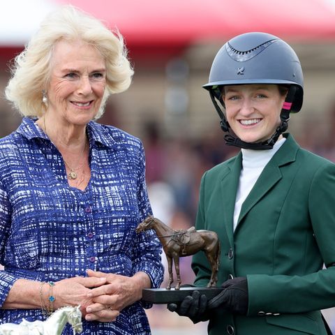 Nach 2016 überreichte Königin Camilla wieder die Preise beim Badminton Horse Trials, hier an die zweitplatzierte Reiterin Lucy