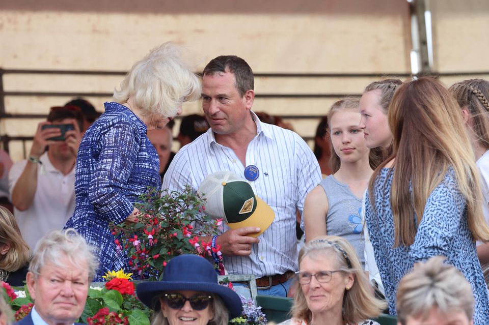 Peter Phillips begrüßt Königin Camilla bei den Badminton Horse Trials