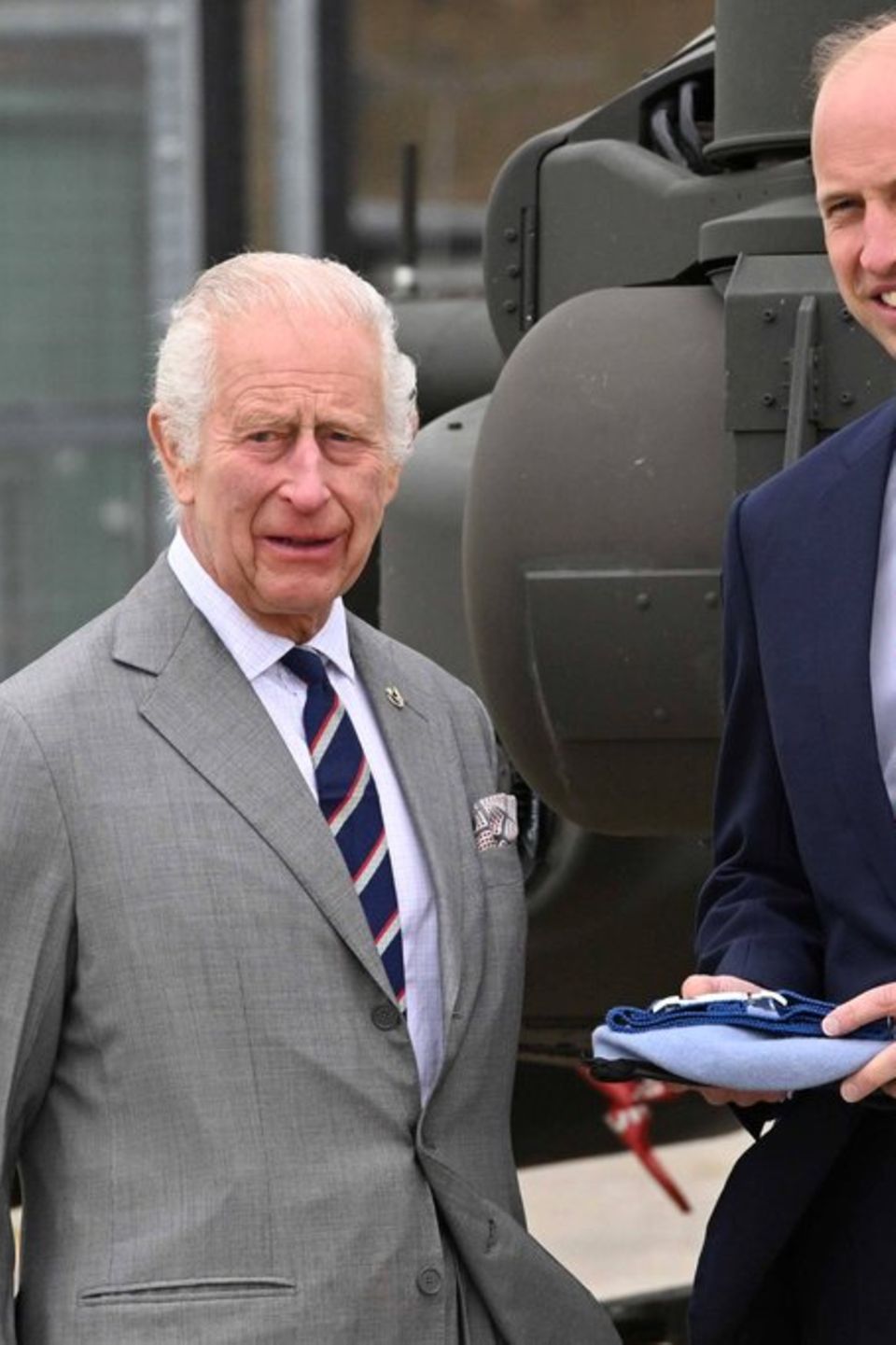 König Charles (l.) übergibt militärische Weihen an Prinz William.