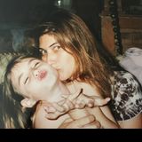 Für diesen süßen Schnappschuss hat Emma Roberts tief in der Fotokiste gekramt, um Mama Grace auf Instagram einen nostalgischen Muttertagsgruß zu senden. 
