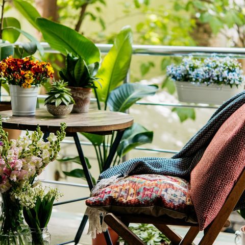 Mit blühenden Pflanzen, gemütlichen Kissen und kuscheligen Decken wird der Balkon zur Sommer-Oase.
