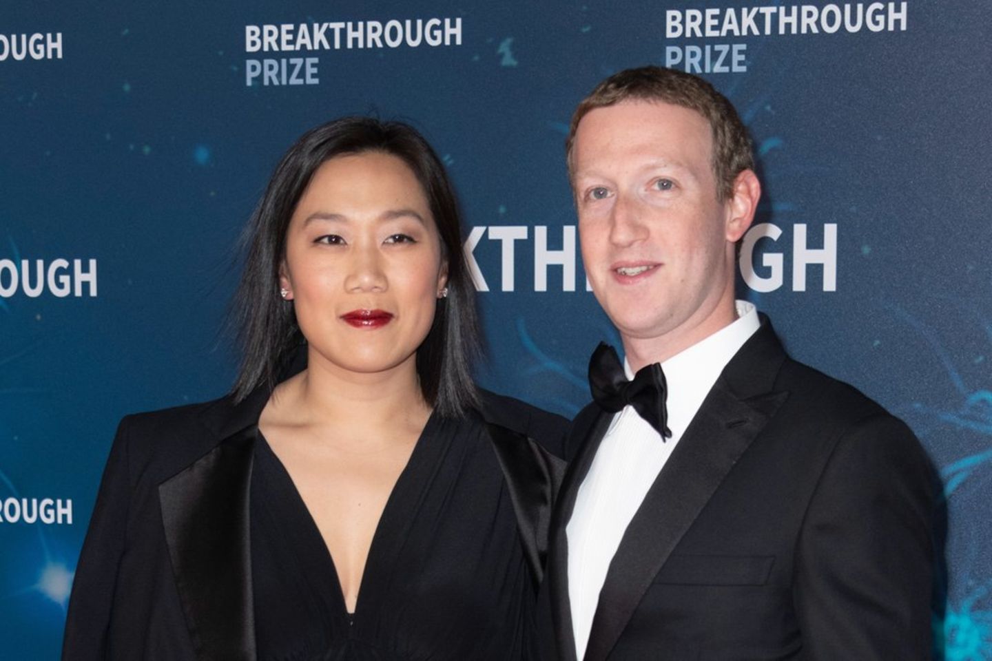 Ganz natürlich lächeln... Mark Zuckerberg und seine Ehefrau während eines Events.