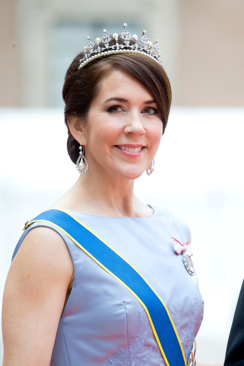Bei der Hochzeit von Prinz Carl Philip und Sofia von Schweden trägt Mary ihr angepasstes Diadem mit Perlen. 