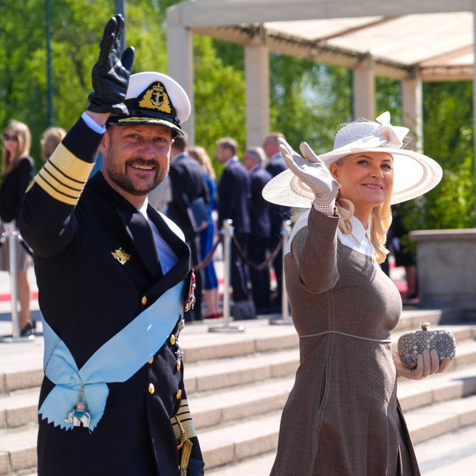 Kronprinz Haakon winkt an der Seite seiner Liebsten ebenfalls in die Menge. König Frederik und Königin Mary werden sich bei ihrer Ankunft in Oslo über strahlenden Sonnenschein freuen können. 