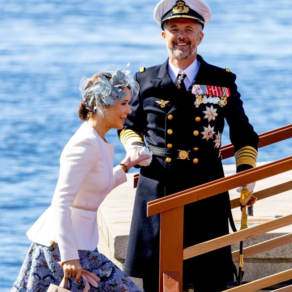 Frederik und Mary von Dänemark strahlen bei ihrer Ankunft in Norwegen.