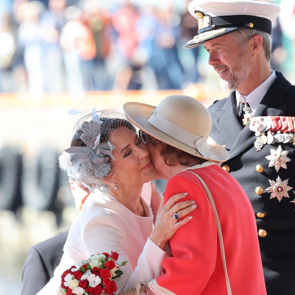 Königin Mary gibt Königin Sonja bei der Begrüßung ein Küsschen auf die Wange. 