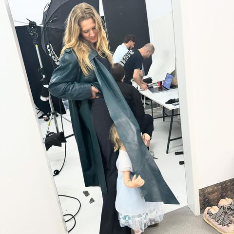 Toni Garrn steht für ein Fotoshooting vor der Kamera und bekommt am Set niedliche Unterstützung von Tochter Luca. Die Kleine versteckt sich unter dem Mantel des Models und versüßt ihrer Mama somit die Wartezeit im Studio. 
