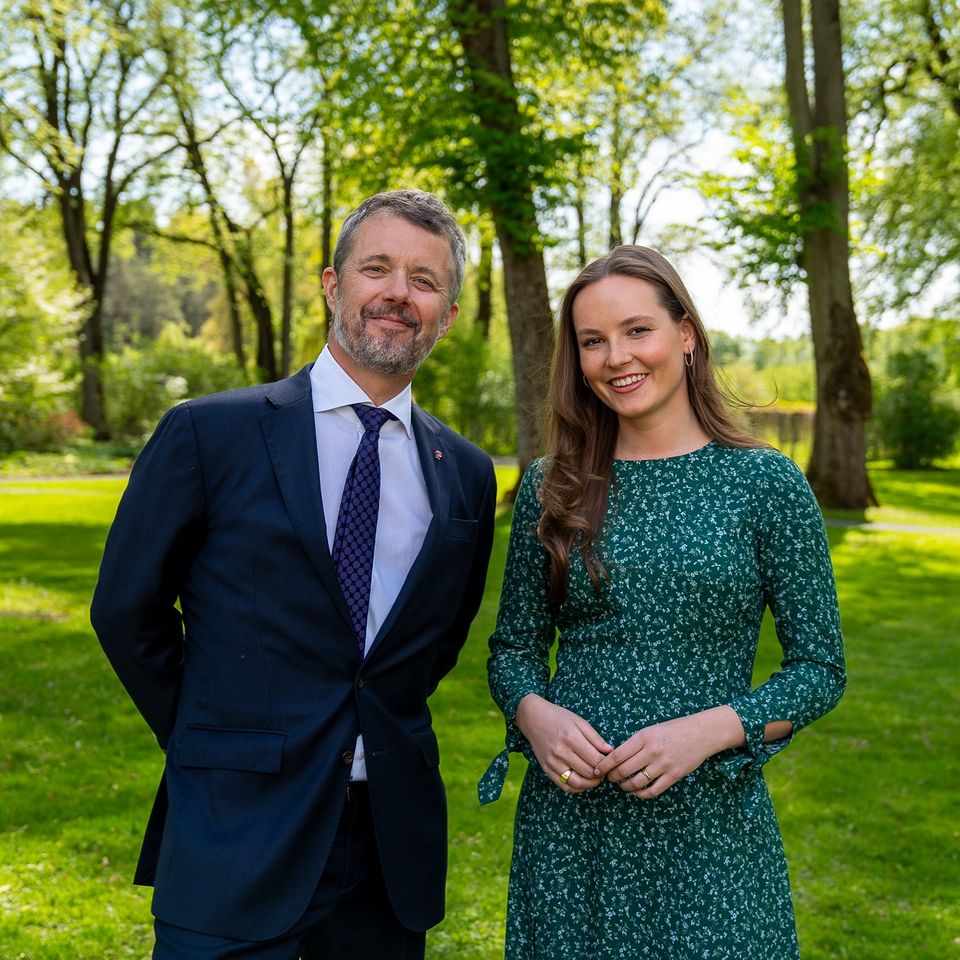 Was für eine schöne Überraschung! Zum Mittagessen im Palast kommt Prinzessin Ingrid Alexandra dazu und posiert mit ihrem Taufpaten König Frederik vorab für ein gemeinsames Foto im Schlosspark. 