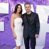 Auch Matt Damon erscheint in der Begleitung seiner besseren Hälfte Luciana Barroso. In dunkelblauem Anzug und weißem Minidress geben sie ein stylisches Paar ab.
