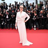 Unfehlbar klassisch in Weiß erscheint Meryl Streep, die ihre ikonische Brille zu hängenden Ohrringen trägt. 