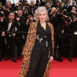 Jane Fonda setzt auf einen Hosenanzug über den sie einen Mantel mit Leopardenmuster wirft. 
