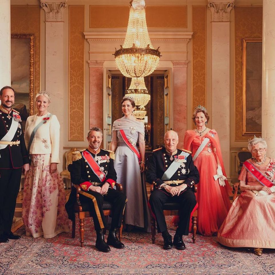 V.r.n.l.: Kronprinz Haakon, Kronprinzessin Mette-Marit, König Frederik, Königin Mary, König Harald, Königin Sonja und Prinzessin Astrid
