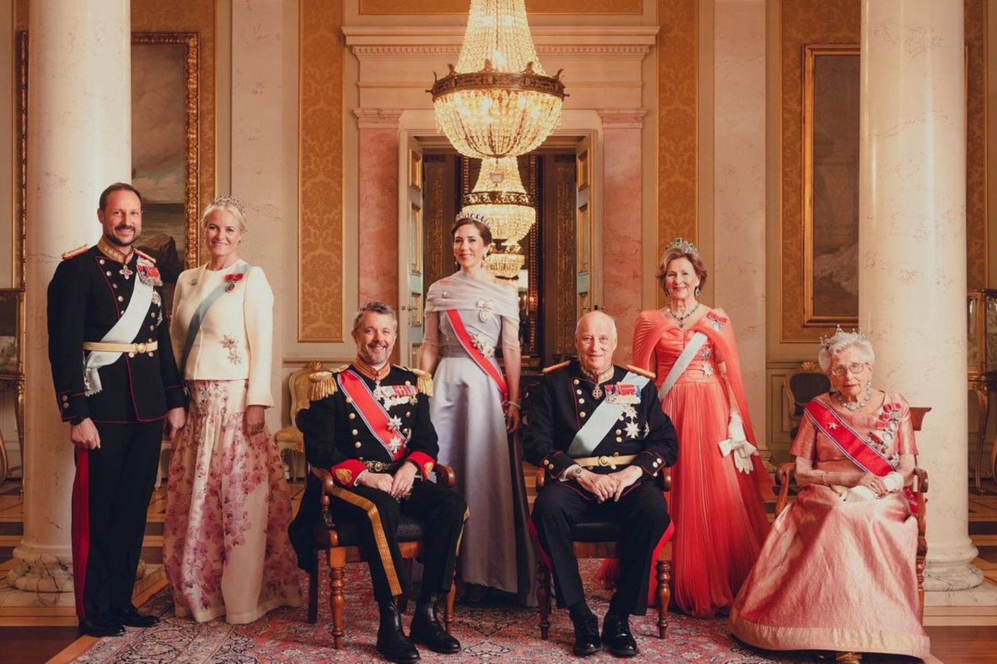V.l.n.r.: Kronprinz Haakon, Kronprinzessin Mette-Marit, König Frederik, Königin Mary, König Harald, Königin Sonja und Prinzessin Astrid