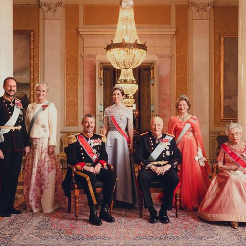 14. Mai 2024 abends Am Abend findet das Staatsbankett statt. Ein offizielles Gruppenfoto der Royals darf auch hier nicht fehlen. Königin Mary wurde dafür zwischen den beiden Königen platziert. Das norwegische Kronprinzenpaar strahlt an der Seite von König Frederik, Königin Sonja und Prinzessin Astrid lächeln neben König Harald in die Kamera. 