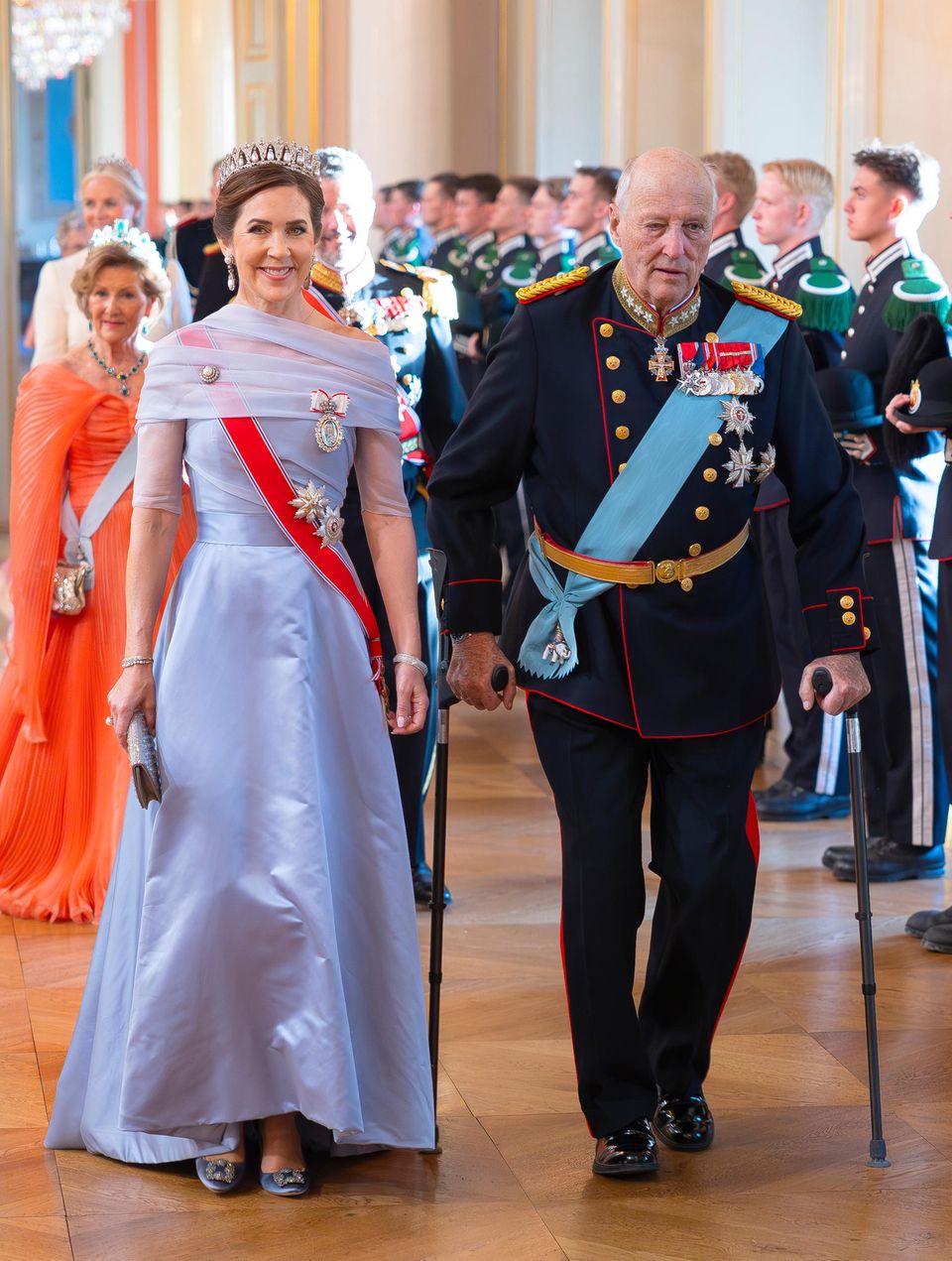Königin Mary zeigt sich 2024 in der veränderten Birgit-Hallstein-Robe.