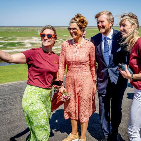In Noordpolderzijl hat Königin Máxima zunächst mit dem Wind zu kämpfen, doch Frisur und Hut sitzen für das Selfie mit den Royal-Fans perfekt. 