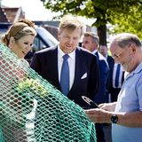 Beim Besuch des Fischereimuseums in Zoutkamp kommen Máxima und Willem-Alexandern mit den Bewohner:innen ins Gespräch. 