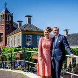 14. Mai 2024 Am Dienstag geht es für Königin Máxima und König Willem-Alexander auf Provinzbesuch in den niederländischen Gemeinden Hogeland und Eemsdelta in der Provinz Groningen. Auf der De Boog Brücke genießt das Königspaar den Ausblick. 