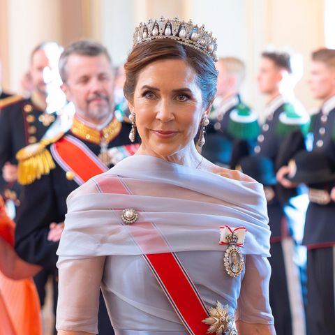 Beim Staatsbankett in Norwegen feiert Königin Mary eine bemerkenswerte Premiere: Zum ersten Mal ziert die dänische Perlen-Poire-Tiara ihr Haupt, passend zu ihrem eleganten, silbergrauen Kleid. Der Anlass dieses Debüts könnte nicht feierlicher sein. Es ist ihr 20. Hochzeitstag, ein bedeutender Meilenstein, der die Wahl dieses speziellen Schmuckstücks umso symbolträchtiger macht. Die Tiara, die in der Regel ausschließlich von der Königin des Landes getragen wird, besticht durch ihre raffinierte Anordnung aus achtzehn birnenförmigen Anhängerperlen und ergänzt Marys Garderobe mit einem Hauch von königlicher Eleganz. Erstmalig ist das hochkarätige Schmuckstück seit mehr als einem halben Jahrhundert an einer neuen Trägerin zu sehen. Das letzte Mal wurde sie bei dem Neujahrsfeiertag am 1. Januar 2024 in Amalienborg von Altkönigin Margrethe getragen. 