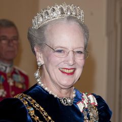 Für Altkönigin Margrethe war die Perlen-Poire-Tiara von besonderer Bedeutung und wurde ausschließlich zu besonderen Anlässen von ihr getragen. Die Tiara ist eines der kostbarsten Juwelenstücke in der königlichen Schatztruhe Dänemarks, und ihre Geschichte reicht zurück bis ins Jahr 1825, als sie als Hochzeitsgeschenk an Prinzessin Louise von Preußen überreicht wurde, anlässlich ihrer Vermählung mit Prinz Friedrich der Niederlande. Es wird vermutet, dass das Juwel in Berlin angefertigt wurde. Als Königin Margrethe im Januar 1972 den Thron bestieg, strahlte sie in neuem Glanz auf dem Haupt der Monarchin, und auch auf ihrem ersten Porträt als Königin war sie zu sehen. Am Neujahrstag 2024, bildete die Perlen-Poire-Tiara eine letzte würdige Begleitung für Königin Margrethe kurz vor ihrer Abdankung bildete eine hübsche Ergänzung zu den Tiara-Momenten ihrer Herrschaft.