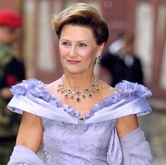 Jahrelang war Königin Sonja die Hauptträgerin der Amethyst-Tiara und trug sie sowohl als Halskette, wie bei der Gala am Abend vor der Hochzeit ihres Sohnes, Kronprinz Haakon, im Jahr 2001, als auch als Diadem. Im Jahr 1997 schenkte König Harald das kostbare Juwel seiner Frau zu ihrem 60. Geburtstag. Die Herkunft des Sets wurde von der norwegischen Königsfamilie jedoch nie mitgeteilt.