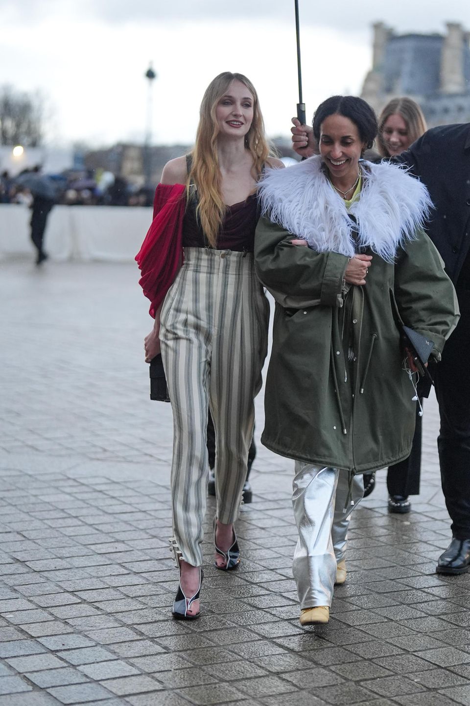 Sophie Turner und Chioma Nnadi bei der Paris Fashion Week am 5. März 2024.