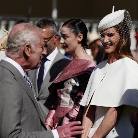 König Charles scheint seine Gastgeberrolle in vollen Zügen zu genießen und bringt Supermodel Rosie Huntington-Whiteley mit seiner lockeren Art zum Lachen. 