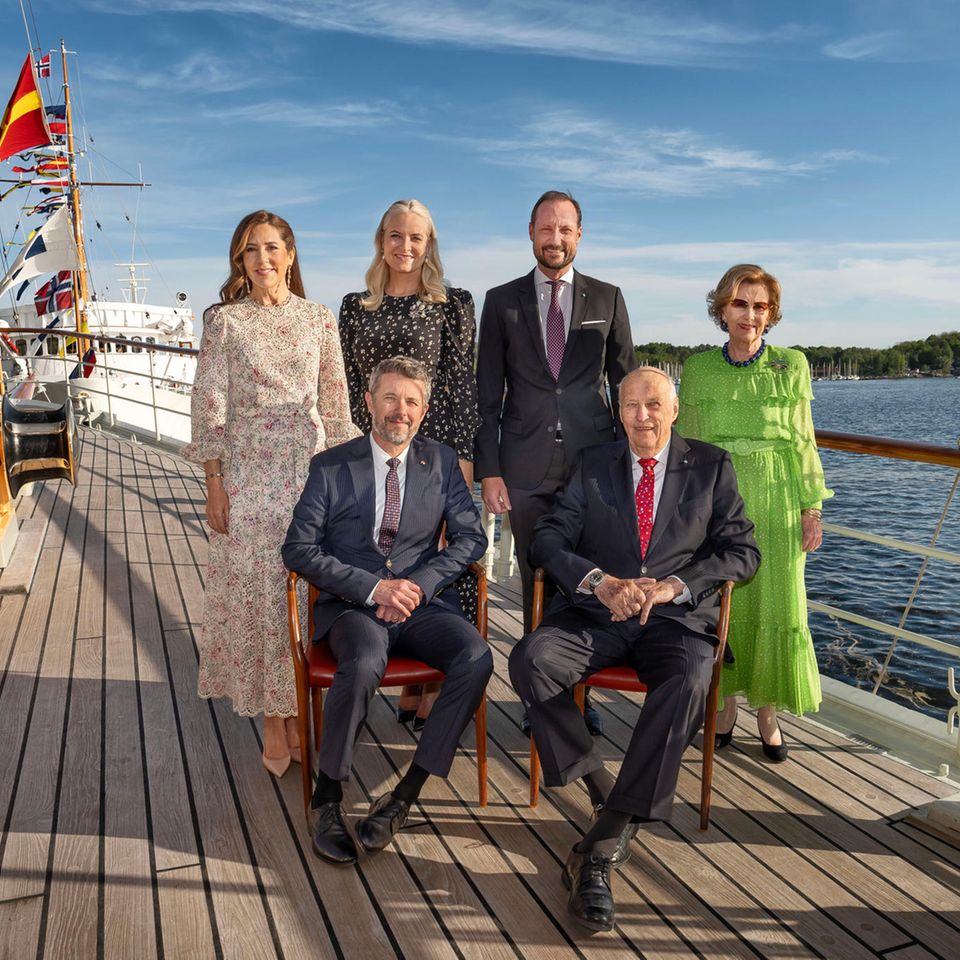 König Frederik nimmt für ein abschließendes Gruppenfoto in der Abendsonne neben König Harald auf einem Stuhl Platz. Später werden die Dänen mit vielen schönen Erinnerungen an ihren ersten Staatsbesuch in Norwegen wieder in See stechen. 