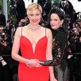 Geballte Film-Expertise in einem Bild: Die diesjährige Jury-Präsidentin der Cannes-Filmfestspiele, Greta Gerwig, und Jury-Mitglied Eva Green posieren gemeinsam für die Fotograf:innen auf dem Red Carpet. Ihre Outfits könnten dabei nicht unterschiedlicher sein. 