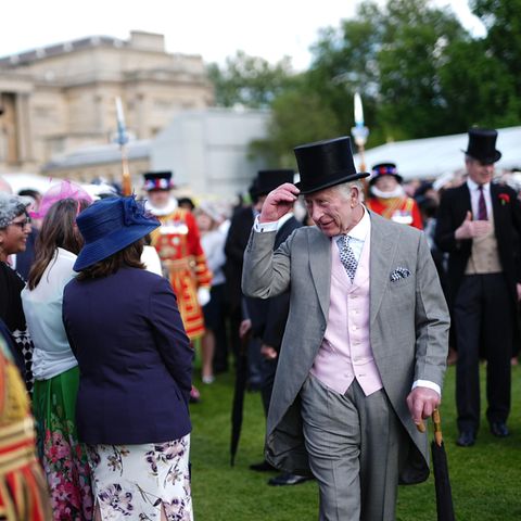 König Charles beginnt mit der Begrüßung der geladenen Gäste. 