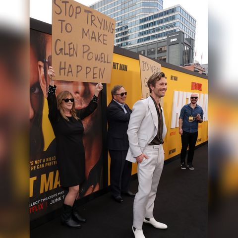 Hollywood-Shootingstar Glen Powell (vorne) mit seinen Eltern bei der "Hit Man"-Premiere.