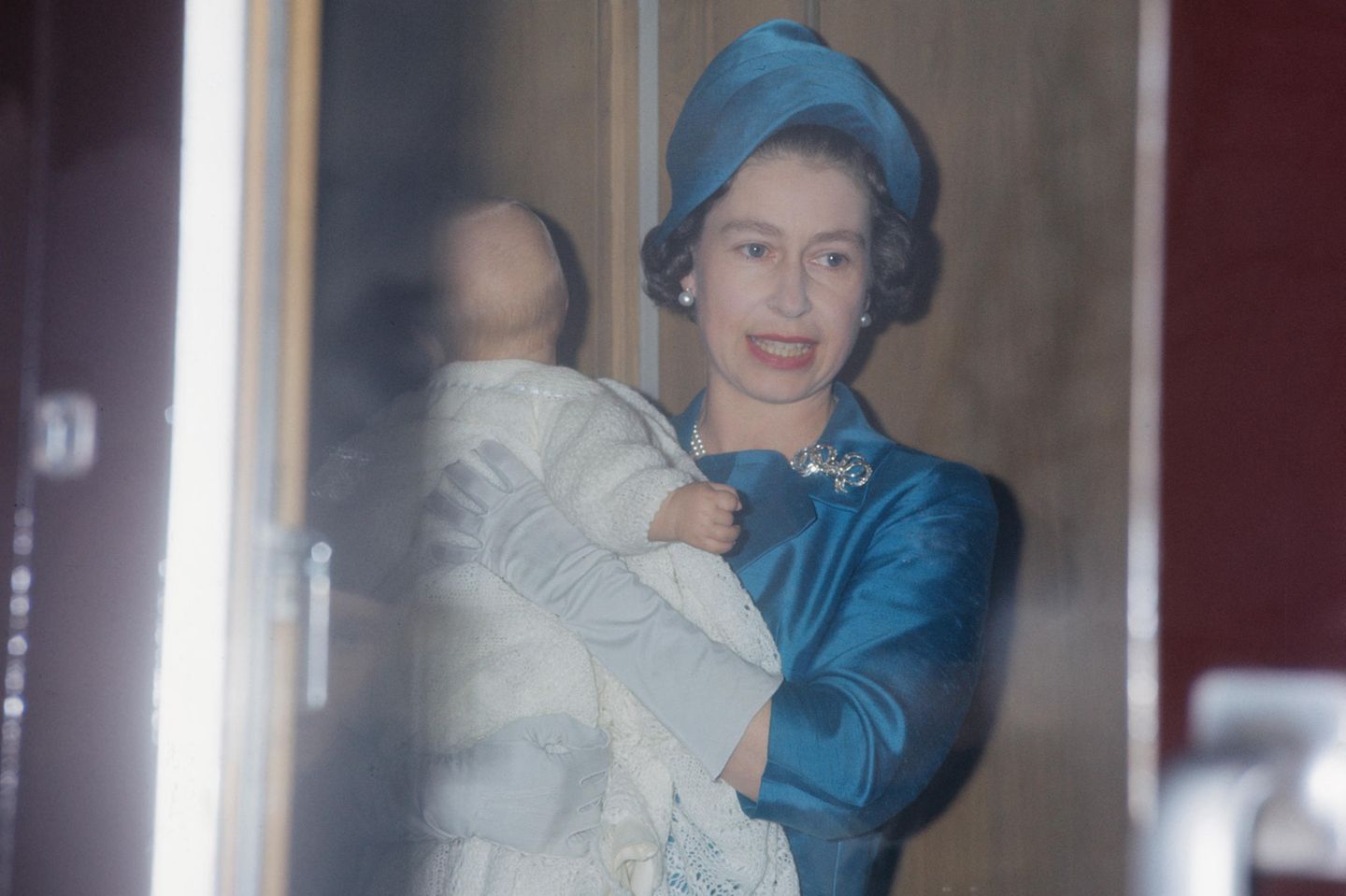 Queen Elizabeth 1964 mit ihrem kürzlic geborenen Baby Prinz Edward auf dem Arm.