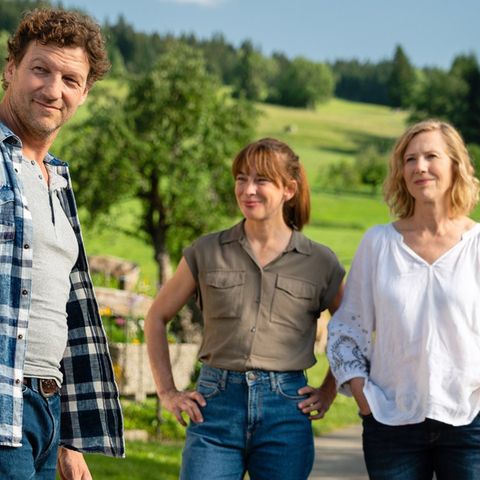 "Daheim in den Bergen: Schulter an Schulter": Georg (Thomas Unger, l.), Marie (Catherine Bode, M.) und Helga (Petra Zieser) pa