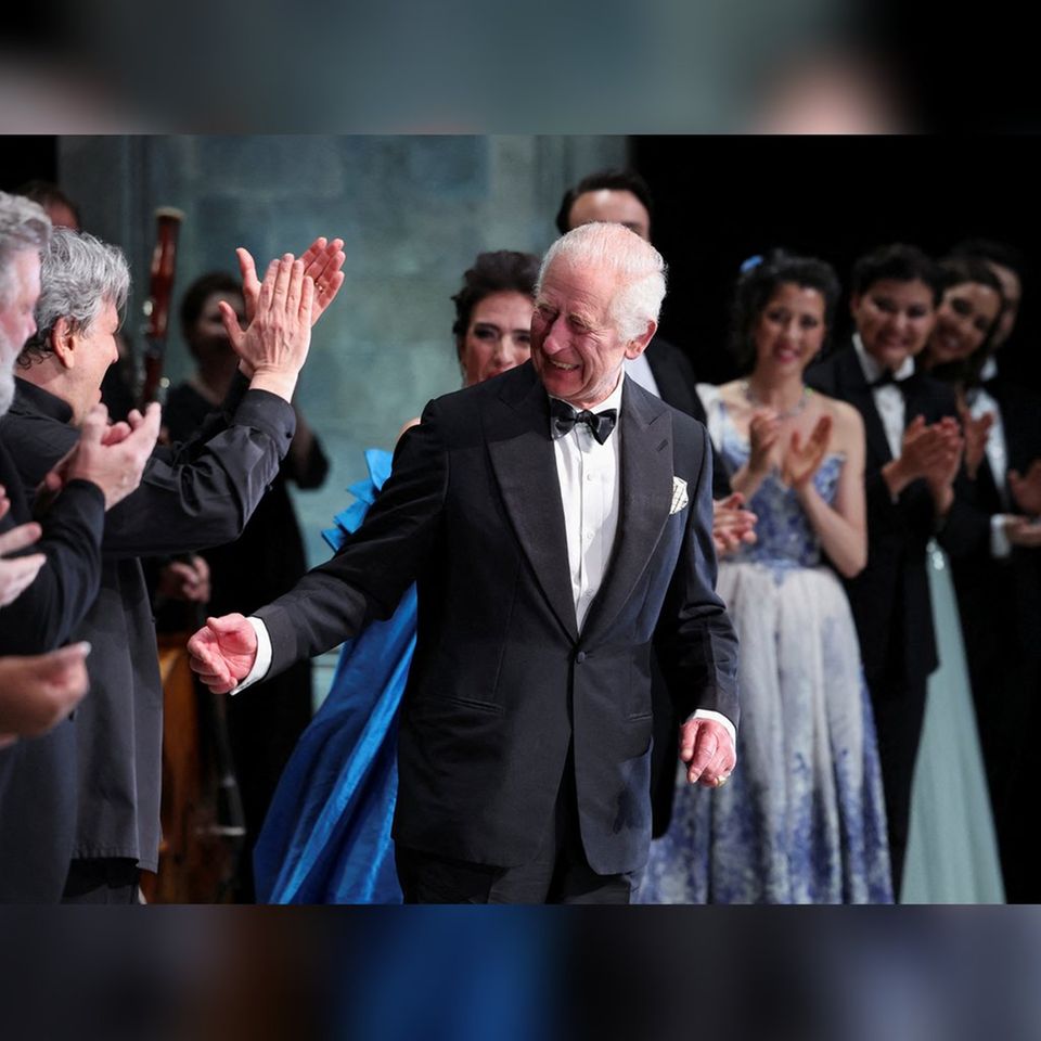 König Charles trifft Mitglieder des Casts bei einer Gala-Performance im Royal Opera House in London.