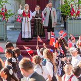 Bei strahlendem Sonnenschein ziehen die Kinder mit ihren norwegischen Fähnchen an den Royals vorbei. 