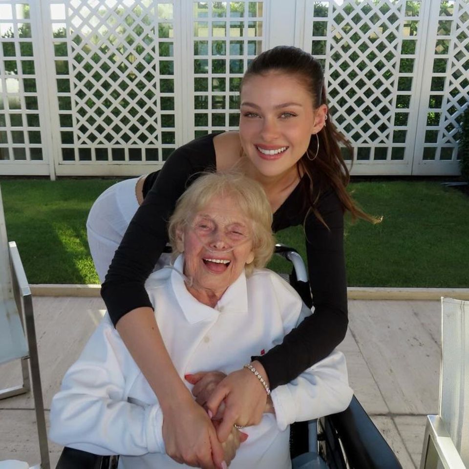 Nicola Peltz Beckham mit ihrer Großmutter Bunny