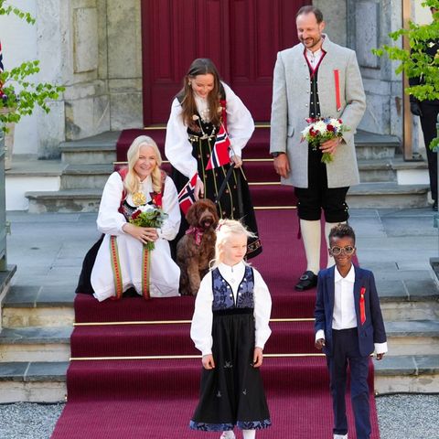 Nationalfeiertag in Norwegen: Prinzessin Ingrid Alexandra und Co. bekommen niedliche Konkurrenz