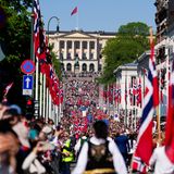 In Oslo ist die große Feiertagsparade im vollen Gange. Die Menschen strömen zum Palast, um die Königsfamilie beim traditionellen Gruß auf dem Balkon zu sehen.
