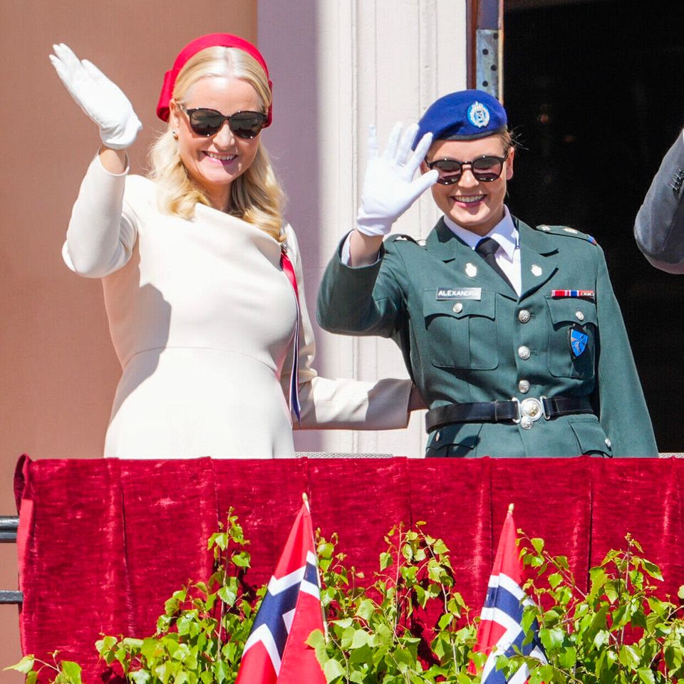 Fröhlich winken Prinzessin Mette-Marit und Prinzessin Ingrid Alexandra den Feiernden zu. 