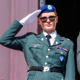 Ein weiterer militärischer Gruß von Prinzessin Ingrid Alexandra, die ihren ersten Auftritt auf dem Balkon in Uniform mit Bravour meistert. Da in Oslo die Sonne scheint, hat sich die Prinzessin eine Sonnenbrille aufgesetzt. Ein echter Hingucker! 