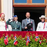 Prinzessin Ingrid Alexandra salutiert und Prinz Haakon sowie König Harald nehmen ihre Zylinder ab. 